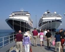 Cruceros en el puerto y pasajeros britanicos