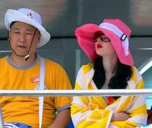 Imagen de dos chinos en un crucero