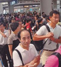 Imagen de chinos entrando en la terminal de cruceros