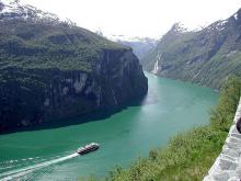 Foto de un barco atravesando los fiordos