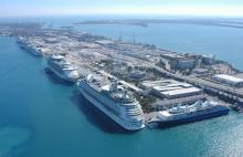 Imagen del puerto de Miami y los varios barcos amarrados