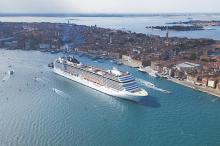Imagen del MSC Musica navegando por Venecia