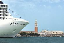 Imagen del casco del MSC Musica pasando por Venecia