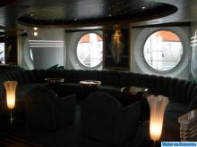 La prua piano Bar Salón con los ventanales del ojo de buey