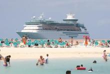 Imagen del Majesty of the seas frente una playa de Coco Cay