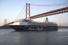 Mein Schiff – Un buque muy original Imagen del Mein Schiff pasando por debajo del puente