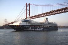 Imagen del Mein Schiff pasando por debajo del puente