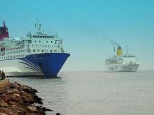 Fotografía de dos embarcaciones en el puerto de Melilla