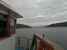 Imagen de la proa del crucero por la ría del Ferrol