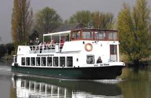 Foto de una embarcación navegando por el rio Maas