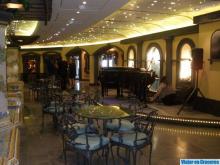 Mesitas situadas junto al piano de cola