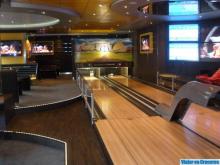 Interior del sports bar y bowling