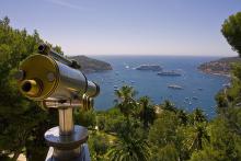 Vista de un crucero llegando a la costa de Niza