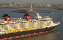 Fotografía del Disney Fantasy arribando a Nueva York