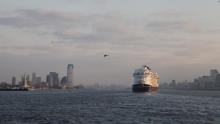 Imagen del Fantasy llegando al puerto de Nueva York