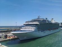 Imagen del Oceania Riviera en el puerto de Barcelona