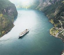 Imagen de un crucero navegando por los fiordos