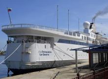 Imagen del casco de Ola Esmeralda y la bandera venezolana ondeando