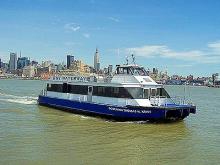 Imagen de una embarcación navegando por New York