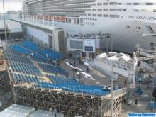 Graderio inauguración MSC Splendida Imagen del graderio y escenario frente al msc Splendida
