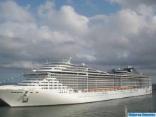 MSC Splendida Foto del MSc Splendida en el puerto de Barcelona