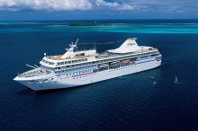 Imagen del Paul Gauguin cruise navegando por el océano pacífico