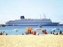 Imagen de un barco MSC frente a la playa de Palamos