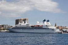 Imagen del puerto de Palamos y una embarcación arribando