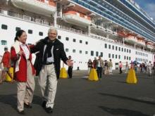 Fotografía del desembarco de pasajeros en el puerto del Callao