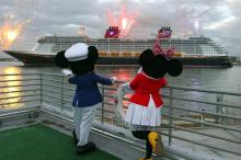 Mickey Minnie viendo la llegada del Disney Dream