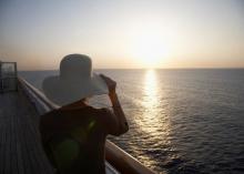 Una chica en la cubierta de un buque de Pullmantur