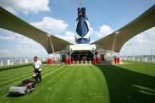 El Celebrity Equinox Lawn Club con césped natural