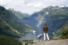 Preciosa imagen de los fiordos noruegos y dos embarcaciones crucero