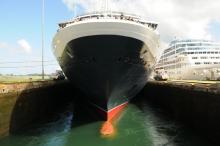 Imagen del Queen Victoria pasando por el canal de Panama