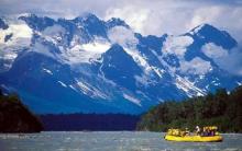 Fotografía de un barco en las frias aguas de Alaska