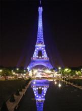 Foto de la Torre Eiffel iluminada sobre París