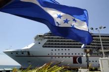 Roatán destino que va a más entre las navieras Imagen de una embarcación arribando al puerto de Panama