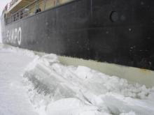 El rompehielos Sampo rompiendo el hielo del mar