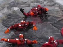 Pasajeros nadando en las aguas del Báltico