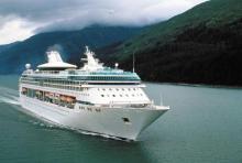 Imagen de una embarcacion de Royal Caribbean en el mar de nueva Zelanda