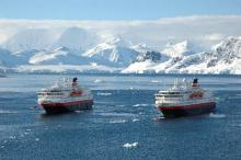 Imagen de dos embarcaciones en la antartida