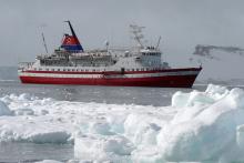 Imagen de un buque entre glaciares de hielo