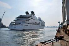 Fotografía del Seabourn Sojourn partiendo de un puerto