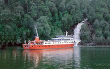 Foto del Skorpios II navegando por las aguas de la Patagonia