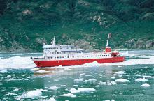 Foto del Skorpios II por las aguas heladas de la Patagonia