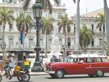 Un vehículo por las calles de La habana