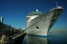 Imagen del Monarch of the seas amarrado en puerto