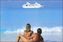 una pareja nudista contemplando un barco crucero