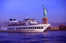 Imagen de un crucero navegando alrededor de la Estatua de la Libertad