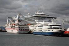 Tres buques amarrados en el puerto de Ushaia